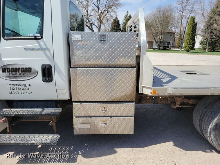 image for item MO9666 2003 International 4300  flatbed truck