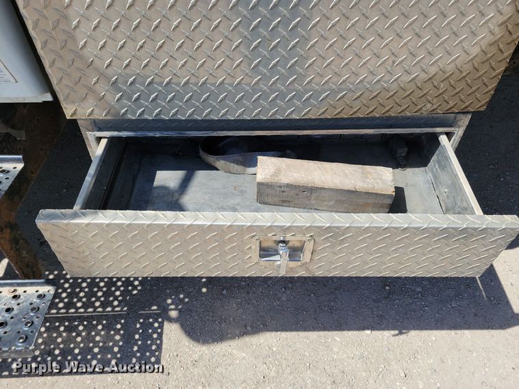 image for item MO9666 2003 International 4300  flatbed truck