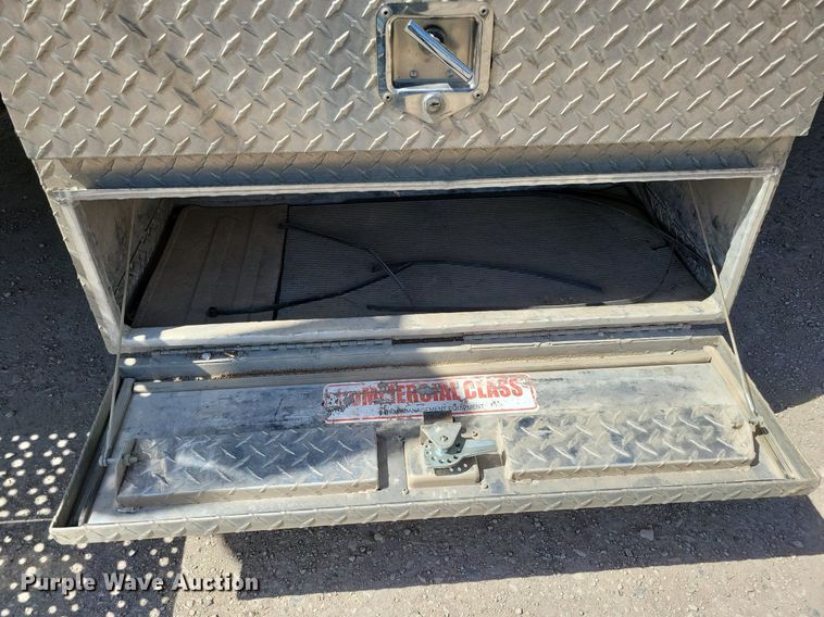 image for item MO9666 2003 International 4300  flatbed truck