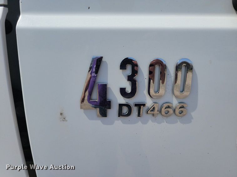 image for item MO9666 2003 International 4300  flatbed truck