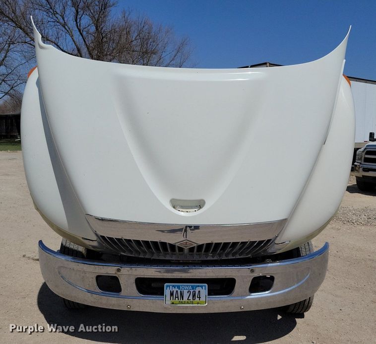 image for item MO9666 2003 International 4300  flatbed truck