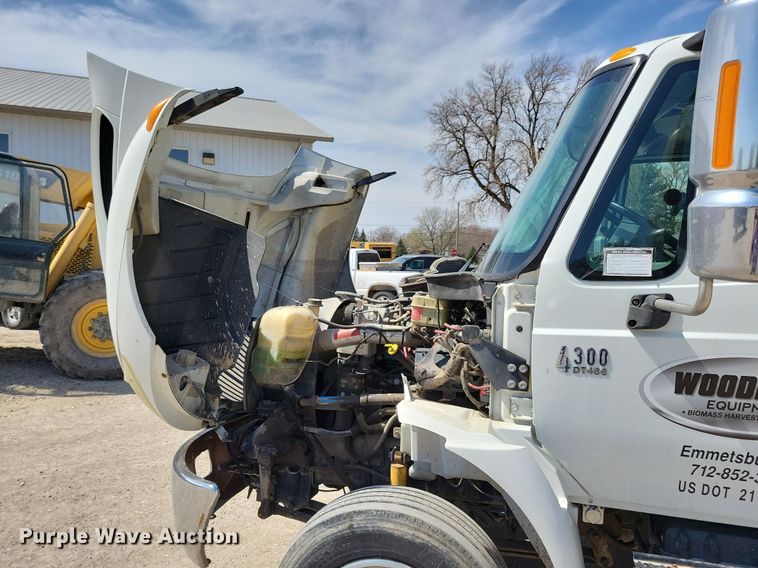 image for item MO9666 2003 International 4300  flatbed truck