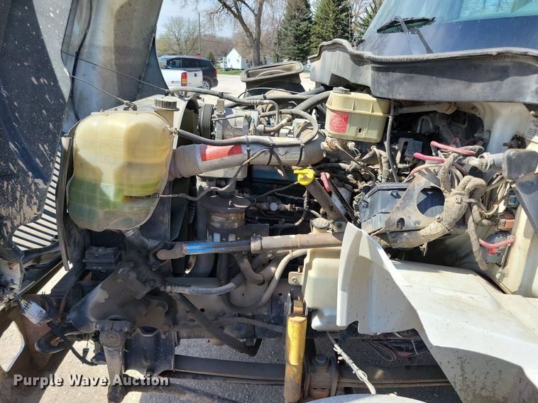 image for item MO9666 2003 International 4300  flatbed truck