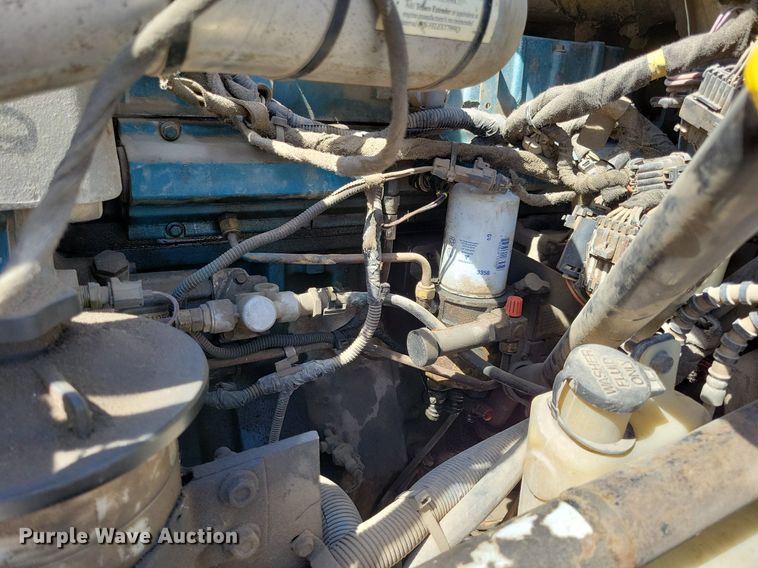 image for item MO9666 2003 International 4300  flatbed truck