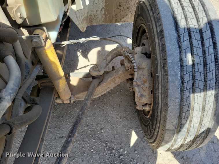 image for item MO9666 2003 International 4300  flatbed truck