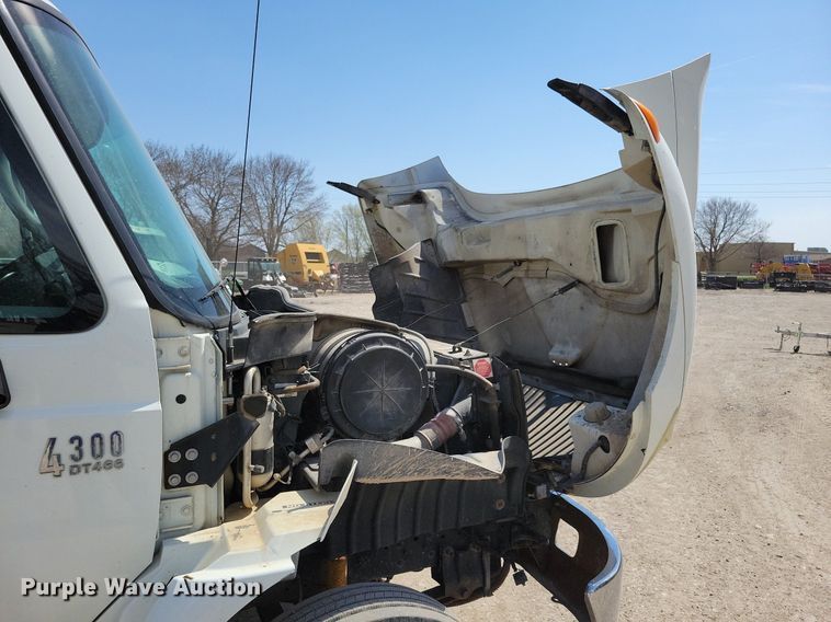 image for item MO9666 2003 International 4300  flatbed truck