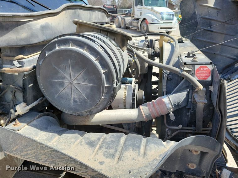 image for item MO9666 2003 International 4300  flatbed truck