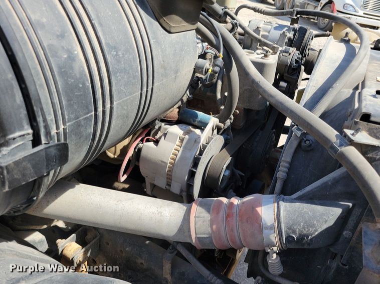 image for item MO9666 2003 International 4300  flatbed truck