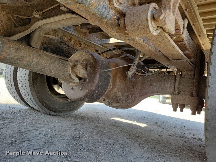 image for item MO9666 2003 International 4300  flatbed truck