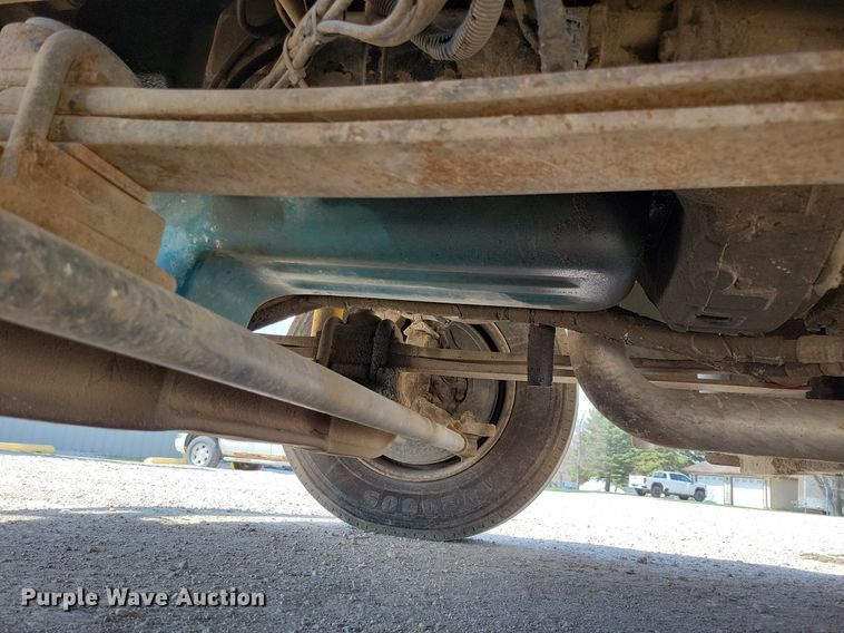 image for item MO9666 2003 International 4300  flatbed truck