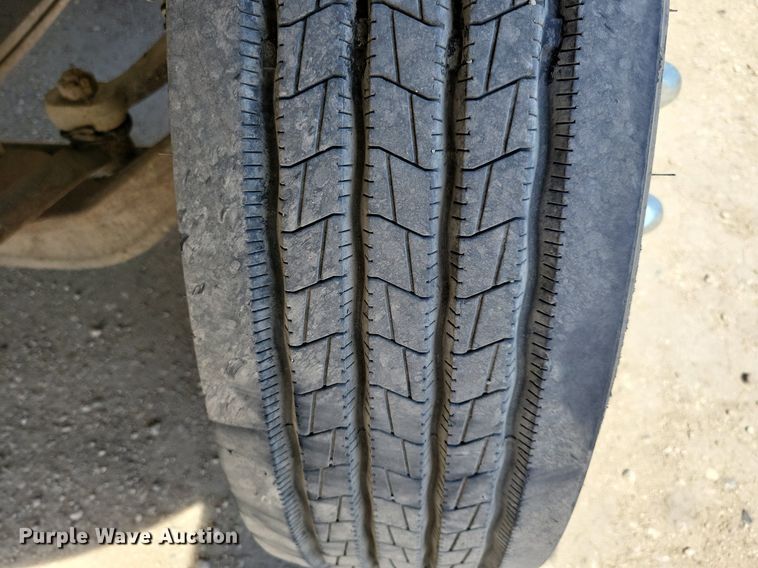 image for item MO9666 2003 International 4300  flatbed truck