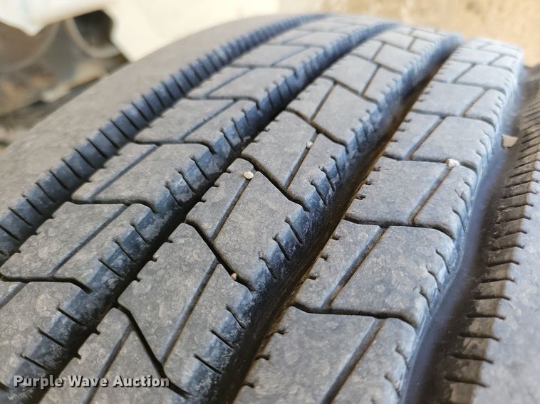 image for item MO9666 2003 International 4300  flatbed truck