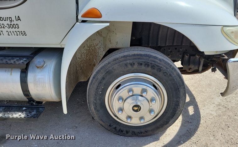 image for item MO9666 2003 International 4300  flatbed truck