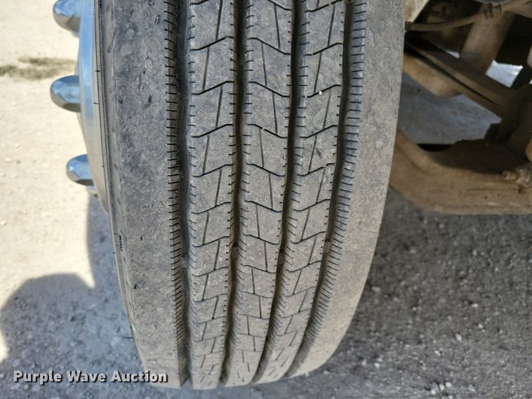 image for item MO9666 2003 International 4300  flatbed truck