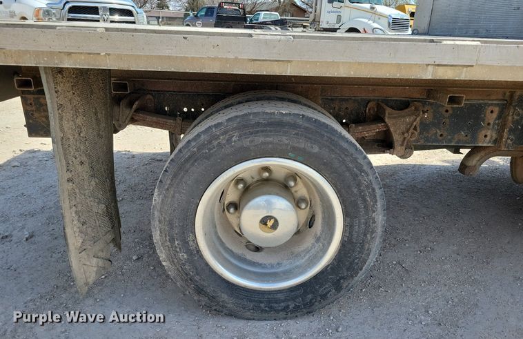 image for item MO9666 2003 International 4300  flatbed truck