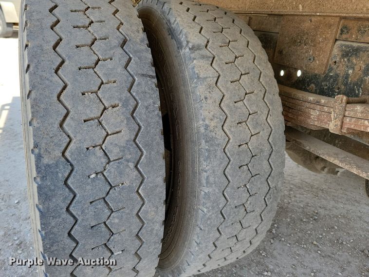 image for item MO9666 2003 International 4300  flatbed truck