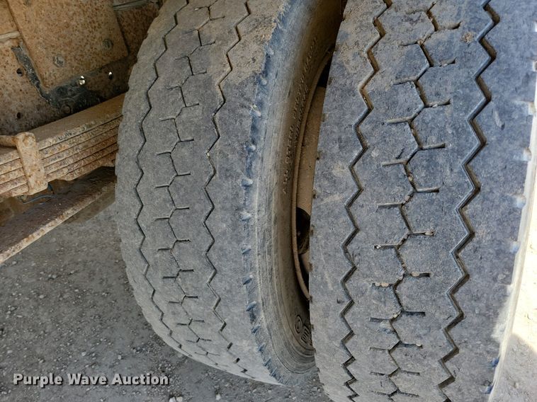 image for item MO9666 2003 International 4300  flatbed truck