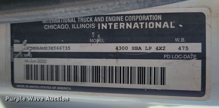 image for item MO9666 2003 International 4300  flatbed truck