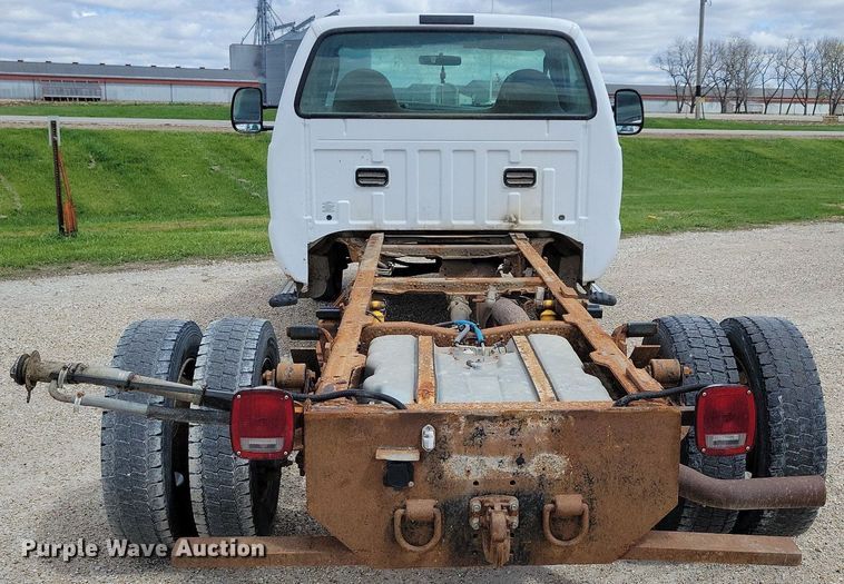 image for item MO9691 2004  Ford F550 Super Duty XL  truck cab and chassis