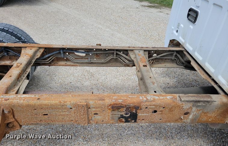image for item MO9691 2004  Ford F550 Super Duty XL  truck cab and chassis
