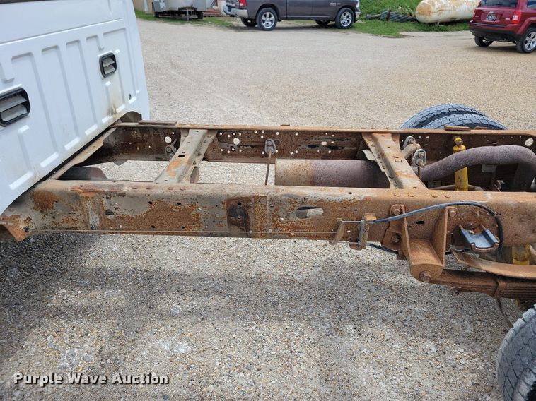 image for item MO9691 2004  Ford F550 Super Duty XL  truck cab and chassis