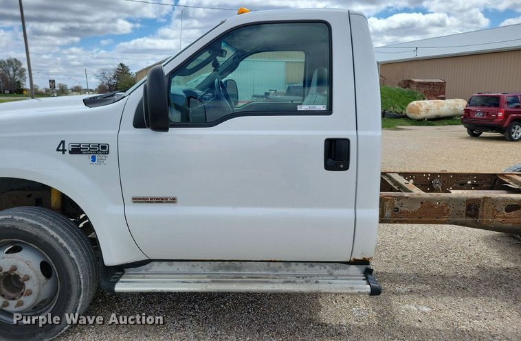 image for item MO9691 2004  Ford F550 Super Duty XL  truck cab and chassis