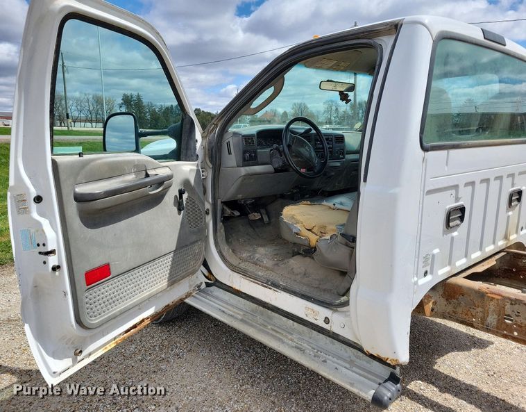 image for item MO9691 2004  Ford F550 Super Duty XL  truck cab and chassis