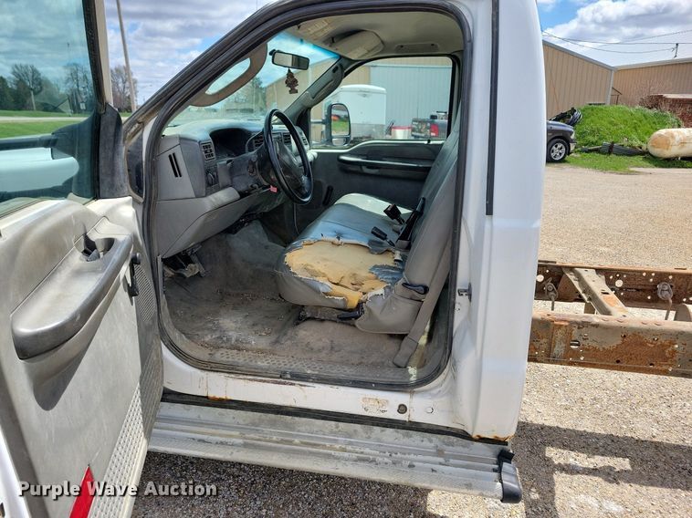 image for item MO9691 2004  Ford F550 Super Duty XL  truck cab and chassis