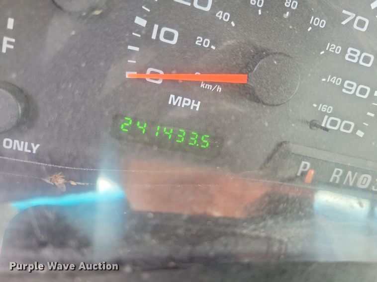 image for item MO9691 2004  Ford F550 Super Duty XL  truck cab and chassis