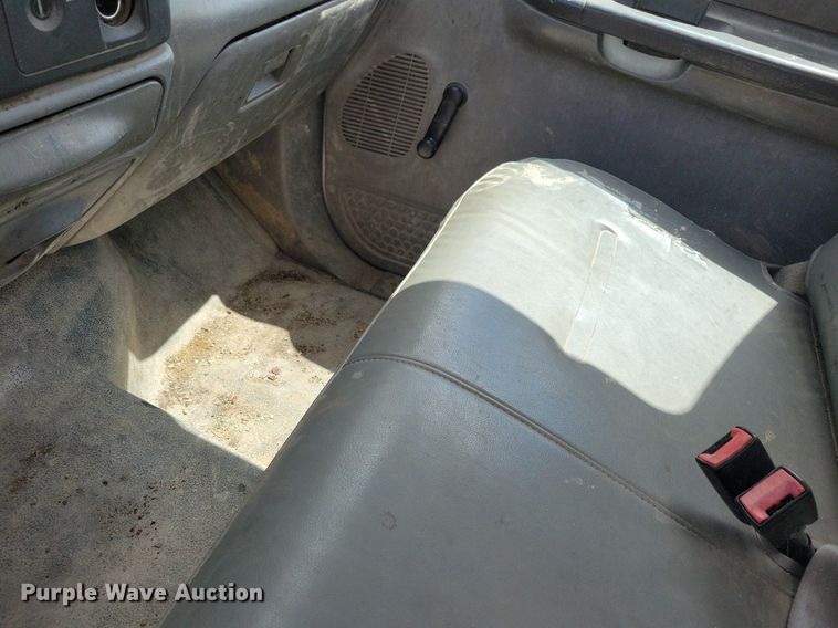 image for item MO9691 2004  Ford F550 Super Duty XL  truck cab and chassis