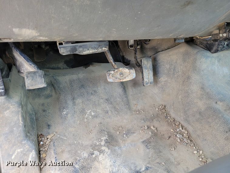 image for item MO9691 2004  Ford F550 Super Duty XL  truck cab and chassis