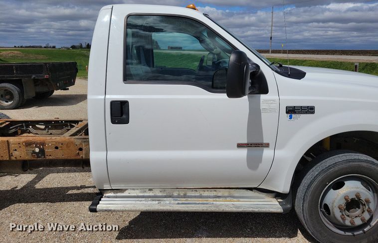 image for item MO9691 2004  Ford F550 Super Duty XL  truck cab and chassis
