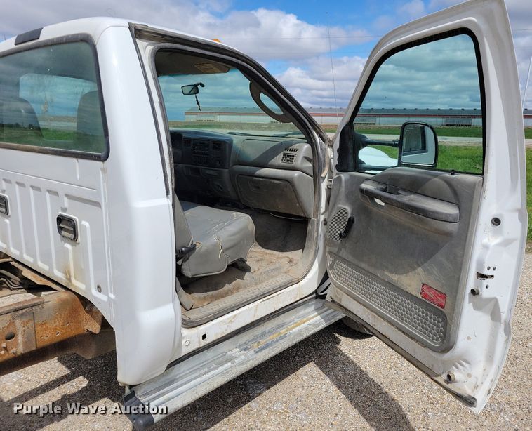 image for item MO9691 2004  Ford F550 Super Duty XL  truck cab and chassis