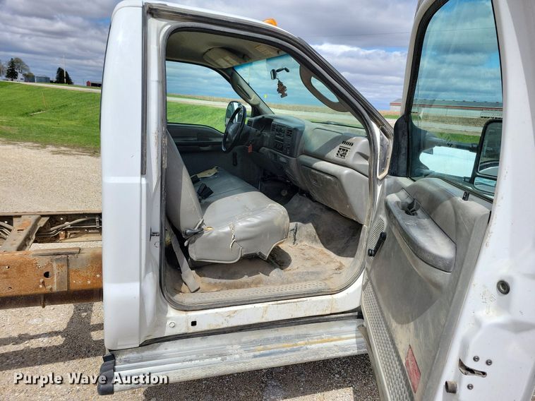 image for item MO9691 2004  Ford F550 Super Duty XL  truck cab and chassis