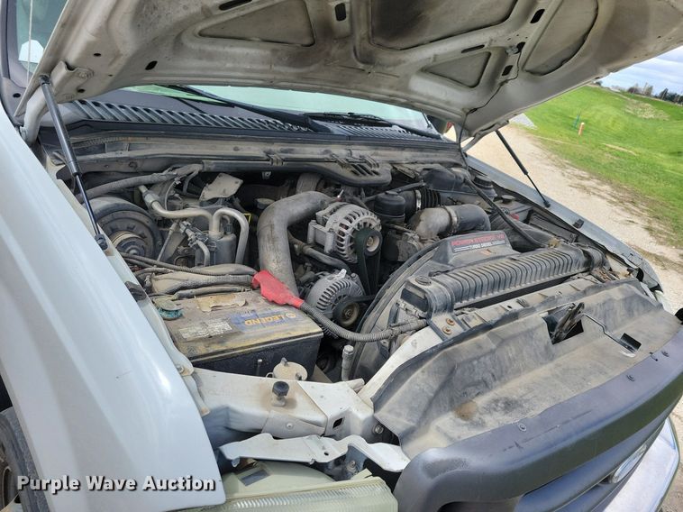 image for item MO9691 2004  Ford F550 Super Duty XL  truck cab and chassis