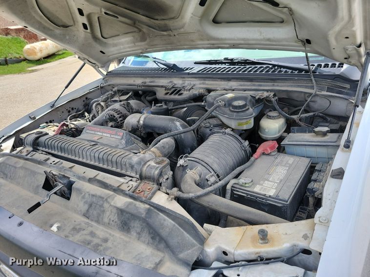 image for item MO9691 2004  Ford F550 Super Duty XL  truck cab and chassis