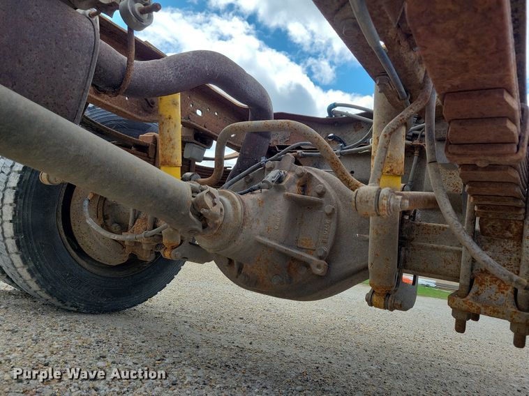 image for item MO9691 2004  Ford F550 Super Duty XL  truck cab and chassis