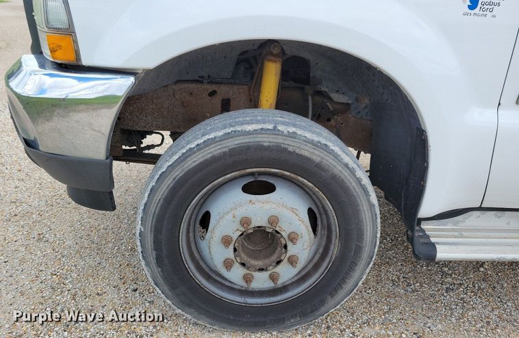 image for item MO9691 2004  Ford F550 Super Duty XL  truck cab and chassis