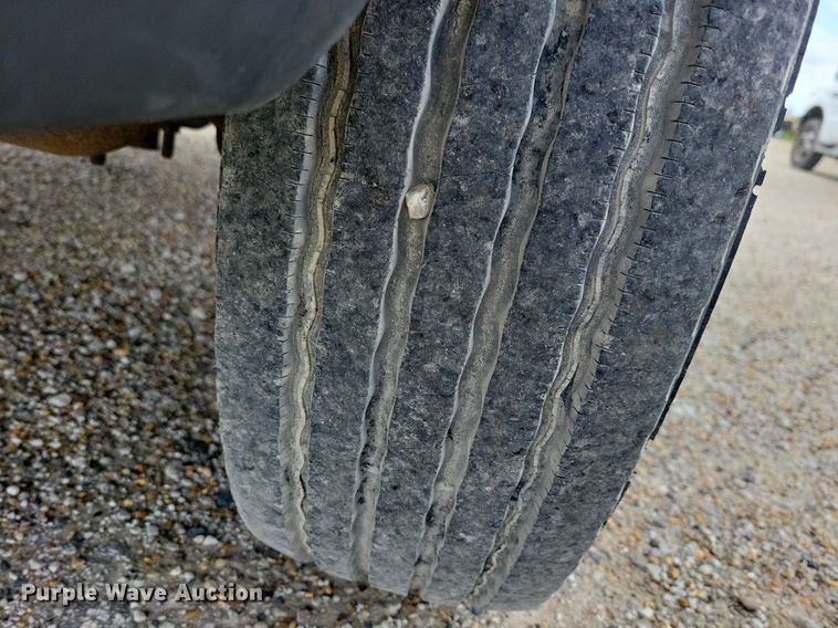 image for item MO9691 2004  Ford F550 Super Duty XL  truck cab and chassis