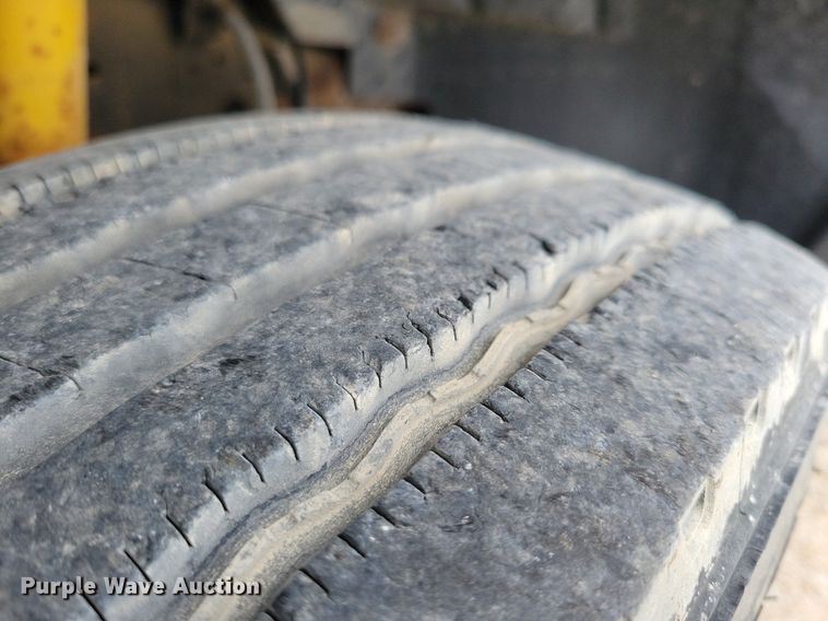 image for item MO9691 2004  Ford F550 Super Duty XL  truck cab and chassis