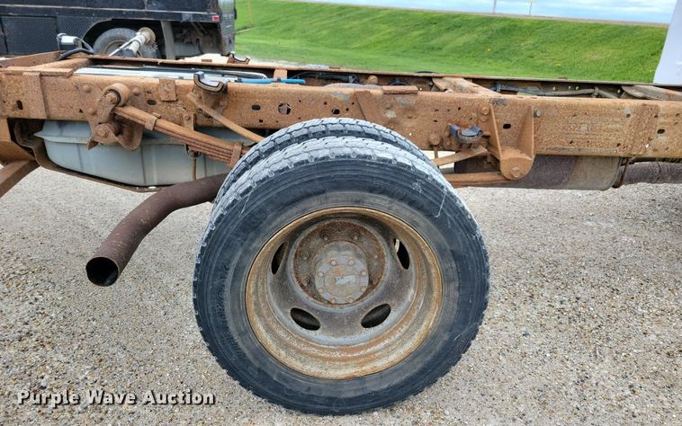 image for item MO9691 2004  Ford F550 Super Duty XL  truck cab and chassis