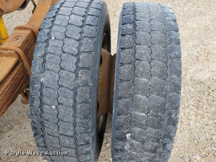 image for item MO9691 2004  Ford F550 Super Duty XL  truck cab and chassis