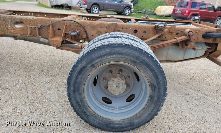 image for item MO9691 2004  Ford F550 Super Duty XL  truck cab and chassis