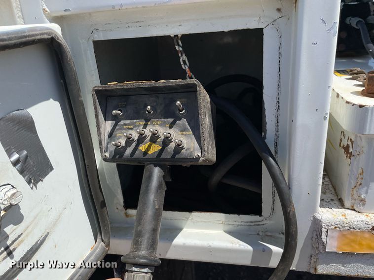 image for item MS9670 2010 International WorkStar 7300  crane truck