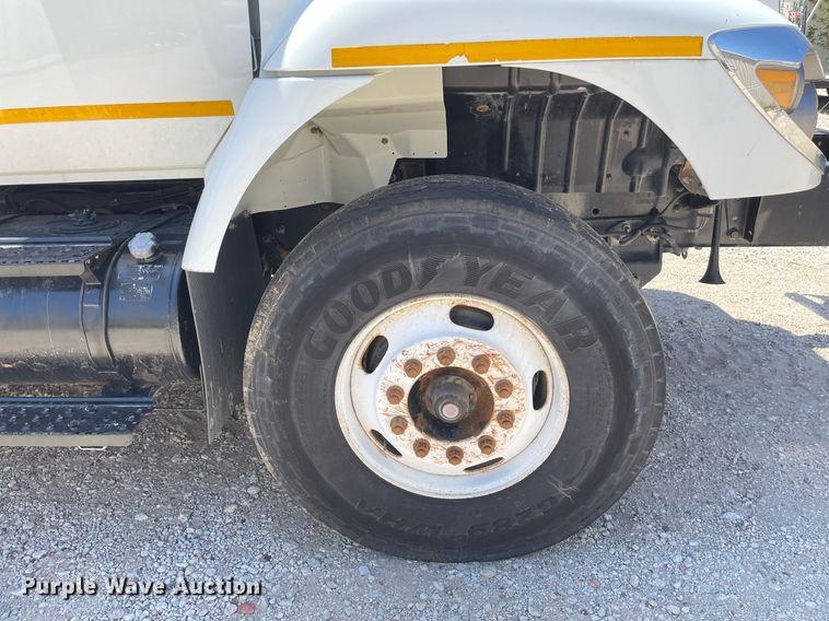 image for item MS9670 2010 International WorkStar 7300  crane truck