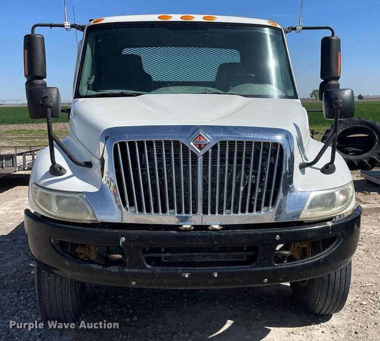 image for item MS9750 2007 International 4300  flatbed truck