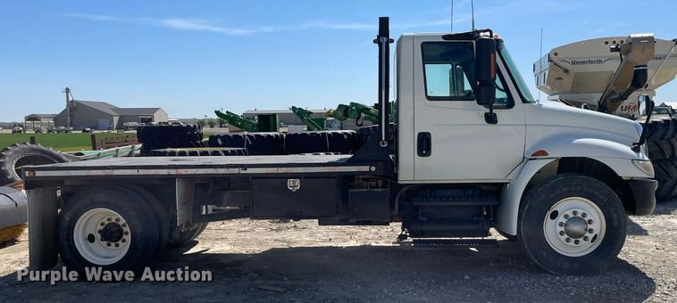image for item MS9750 2007 International 4300  flatbed truck