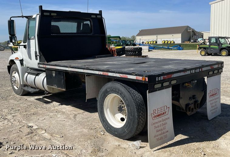 image for item MS9750 2007 International 4300  flatbed truck