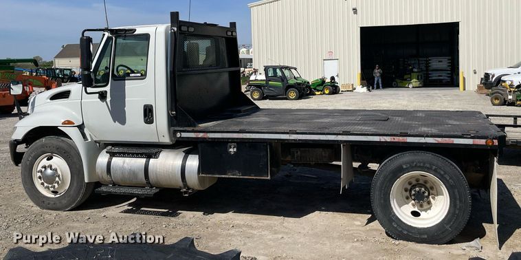 image for item MS9750 2007 International 4300  flatbed truck