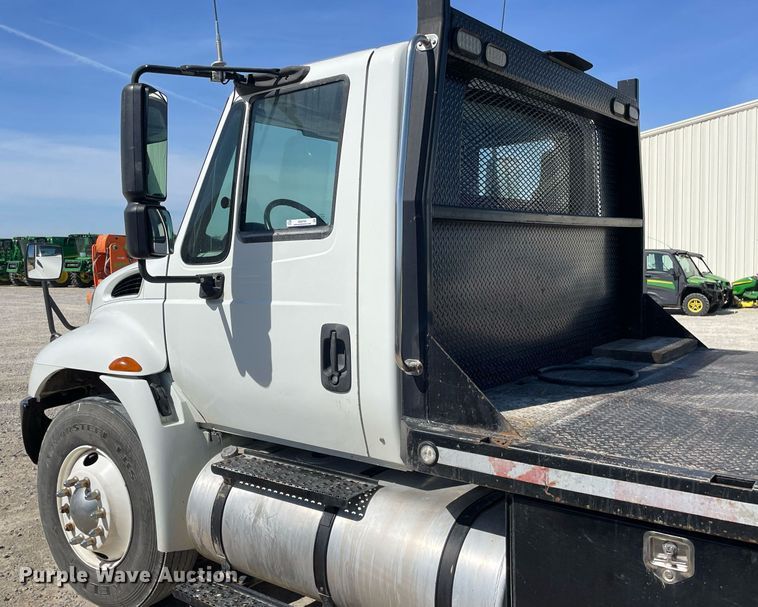 image for item MS9750 2007 International 4300  flatbed truck